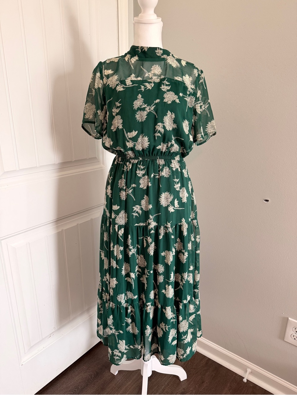 Lulu's Green Floral Midi Dress with Cream Blooms